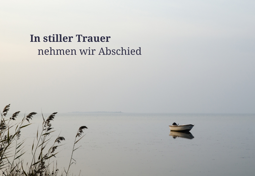 Ein Ruderboot auf einem stillen See