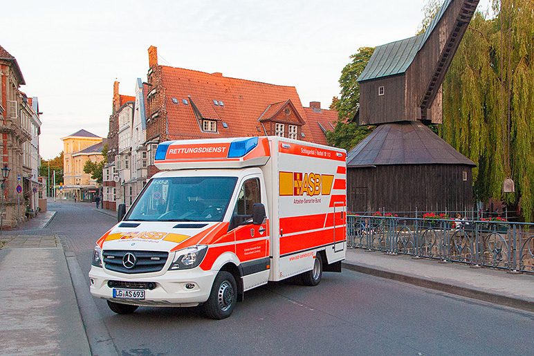 Rettungswagen in Lüneburger Altstadt