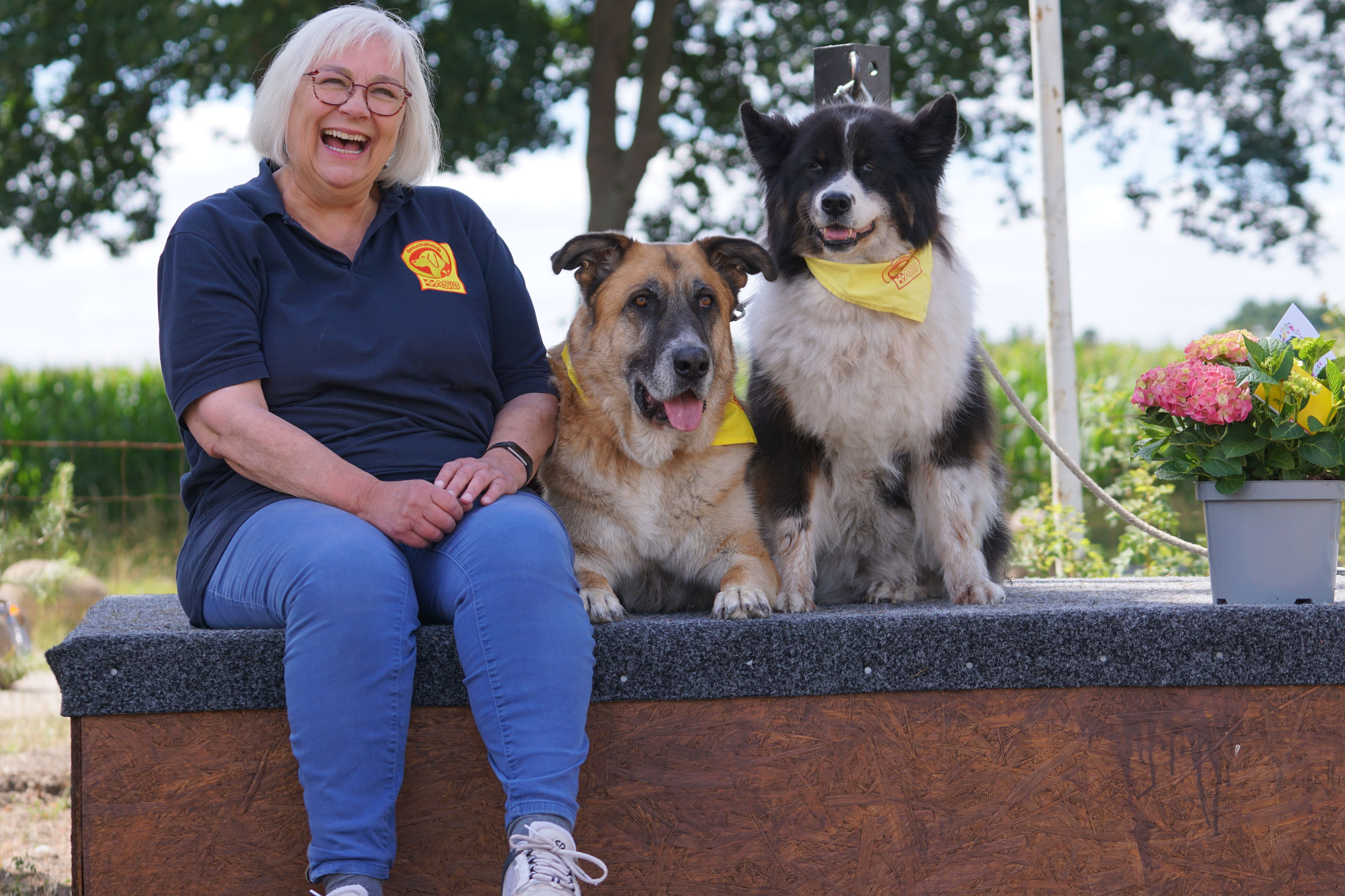 Angelika Schlüter mit Teddy und Ulani.JPG